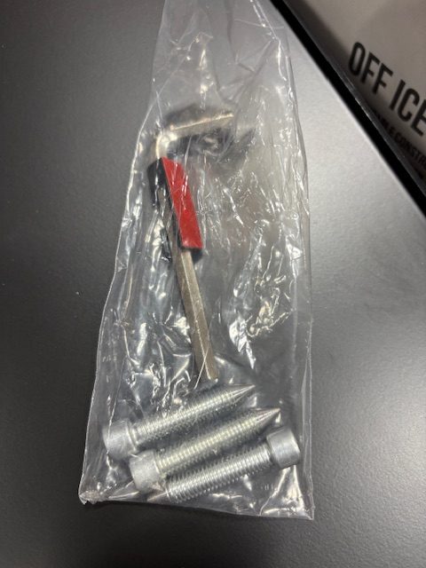 Triangle Passer – Solidny podajnik hokejowy ze stali do treningu precyzji